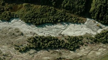  Adishi civarında bir nehir üzerinde Drone uçuş