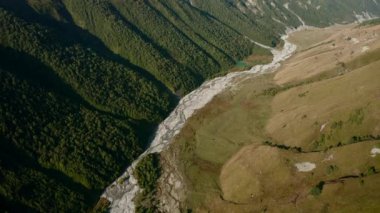  Adishi civarında bir nehir üzerinde Drone uçuş
