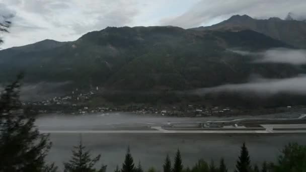 Repülő drone a ködben a fák között — Stock videók
