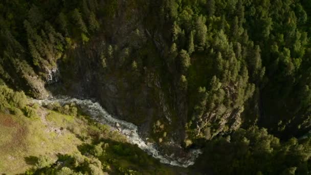 无人驾驶飞机飞越阿迪希附近的一条河 — 图库视频影像
