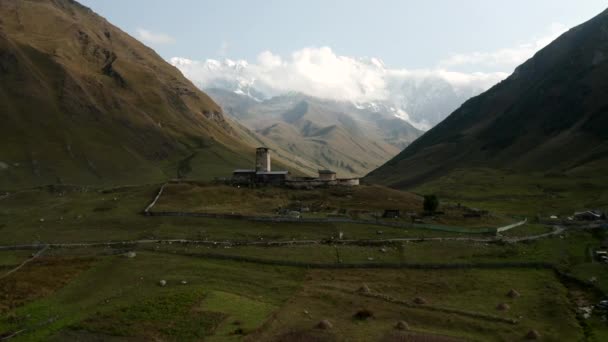 Svan casa e torri del villaggio di Ushguli sullo sfondo delle montagne innevate di Shkhara — Video Stock