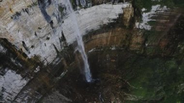 Georgia'daki Kinchha Şelalesi. Şafakta 4k drone çekim
