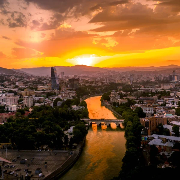 Gün batımında Tiflis. Bir İhA'nın havadan görünümü