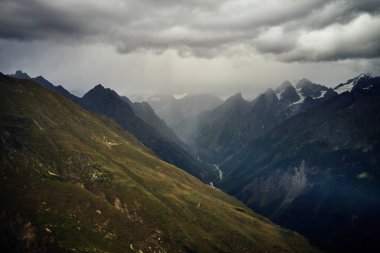 Mestia, Svaneti. Ushba yakınlarındaki Gorge, akşam
