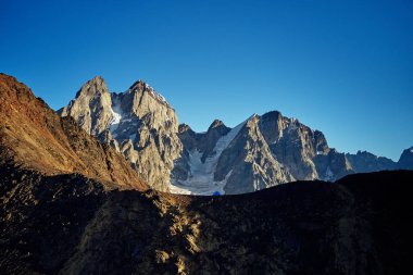 Ushba'nın arka planında çadır. Svaneti dağlarında şafak vakti. Gürcistan. Drone