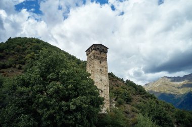  Svan Kulesi, Svaneti Georgia. Bulutlu, insansız hava aracı çekimi