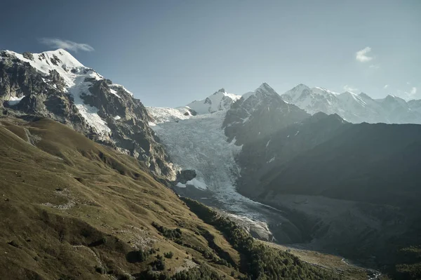  Ushba yakınlarındaki buzuldaki insansız hava aracından manzara. Svaneti