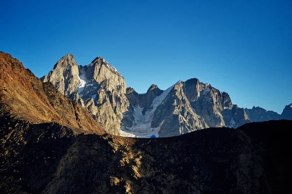 Ushba'nın arka planında çadır. Svaneti dağlarında şafak vakti. Gürcistan. Drone