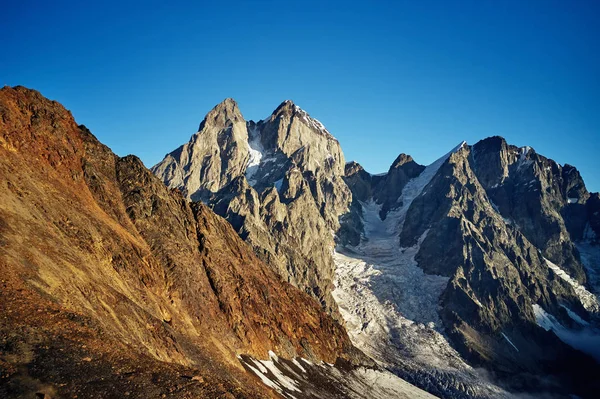 Ushba, Svaneti'de bir dağ, Mestia Georgia köyü.