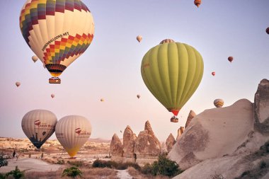 Kapadokya sıcak hava balonu gün doğumunda