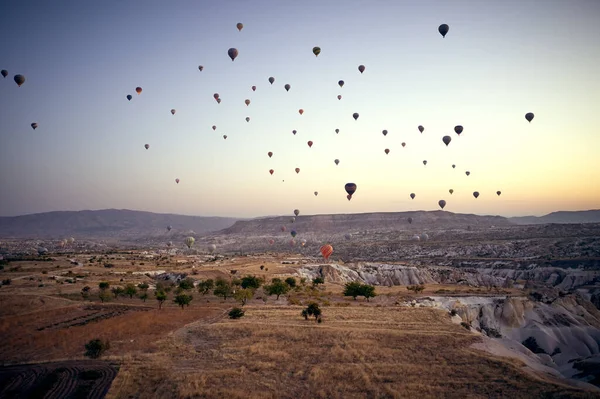Kapadokya sıcak hava balonu gün doğumunda