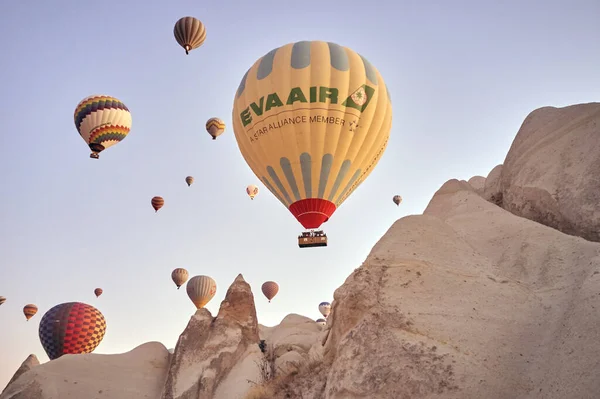 Kapadokya sıcak hava balonu gün doğumunda