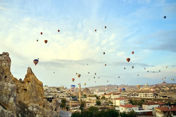 Kapadokya sıcak hava balonu gün doğumunda