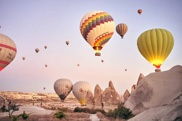 Kapadokya sıcak hava balonu gün doğumunda
