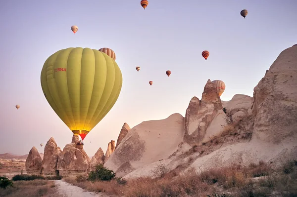 Kapadokya sıcak hava balonu gün doğumunda