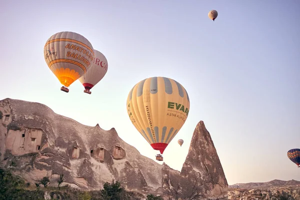 Kapadokya sıcak hava balonu gün doğumunda
