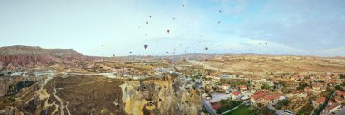 Kapadokya güneş doğarken bir drondan panoramik çekim