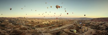 Kapadokya güneş doğarken bir drondan panoramik çekim