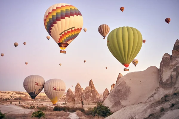 Cappadocia kuumailmapallo auringon noustessa — kuvapankkivalokuva