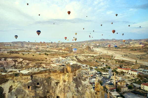 Kapadokya sıcak hava balonu gün doğumunda