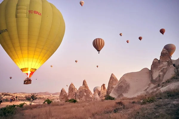 Kapadokya sıcak hava balonu gün doğumunda