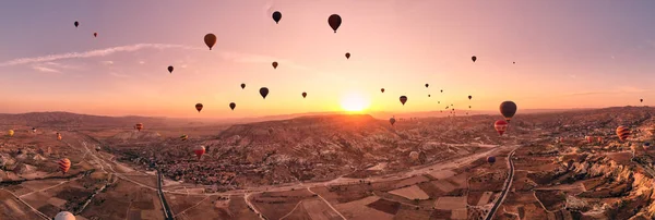 Kapadokya güneş doğarken bir drondan panoramik çekim