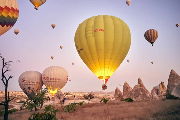 Kapadokya sıcak hava balonu gün doğumunda