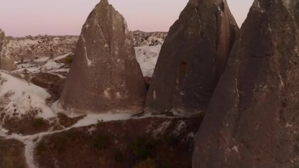 Capadocia, Turquía se extiende entre las rocas en un dron — Vídeos de Stock