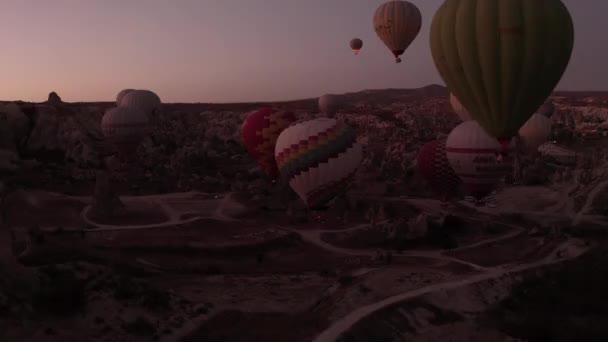 Nebezpečný a obtížný let mezi kameny a míčky v Cappadocii — Stock video