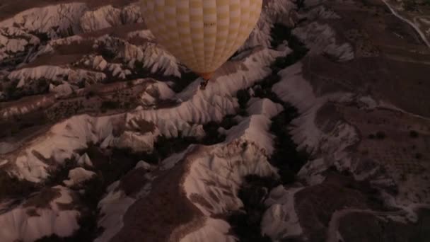 Flug einer einsamen Kugel in Kappadokien. Drohnenangriff am Morgen in der Nähe von Göreme — Stockvideo