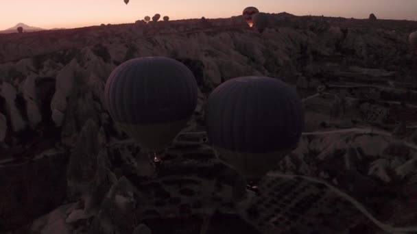 Balónky odlétají brzy ráno v Cappadocii. Létající dron před úsvitem — Stock video