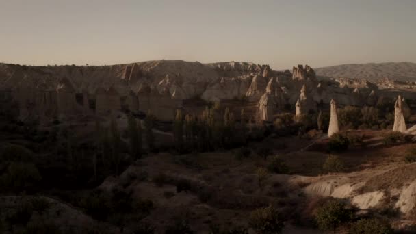 A szerelem völgye Cappadociában. Repülő drón a sziklák között — Stock videók