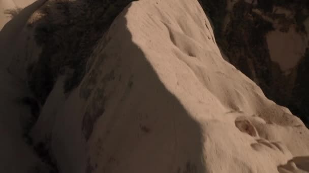 Paysages lunaires de la Cappadoce au coucher du soleil. Tir depuis un drone près de Kavushin 