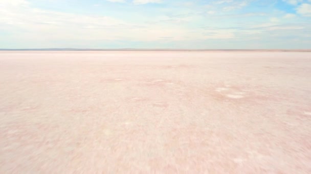 Egy drón repül egy sós tó fölött Törökországban. Tuz-tó 4k — Stock videók