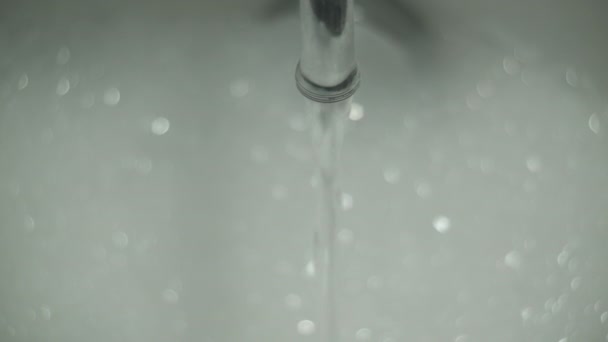 Vatten rinner från kranen i badrummet och skapar skum — Stockvideo