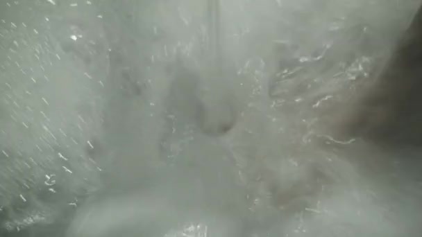 L'eau coule du robinet dans la salle de bain et crée de la mousse — Video