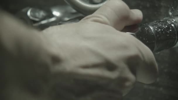Мужская рука открывает кран холодной и горячей водой — стоковое видео