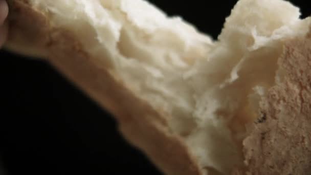 Um ein Stück Brot aus nächster Nähe zu schneiden. Brot geht kaputt — Stockvideo