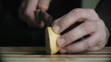 Kesme tahtasında limon kesmek