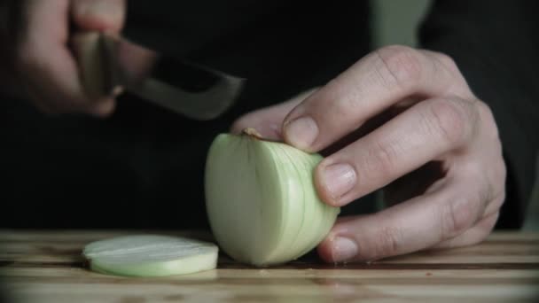 Corte de tomate en una tabla de cortar — Vídeos de Stock