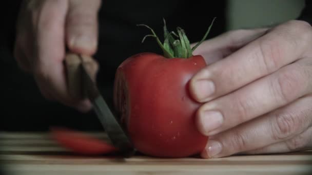 Corte de tomate en una tabla de cortar — Vídeos de Stock