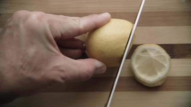 在切菜板上切柠檬 — 图库视频影像