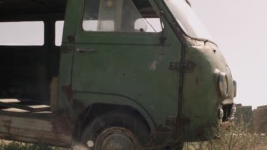 Eski araba, tarlada hurda. Genel plan