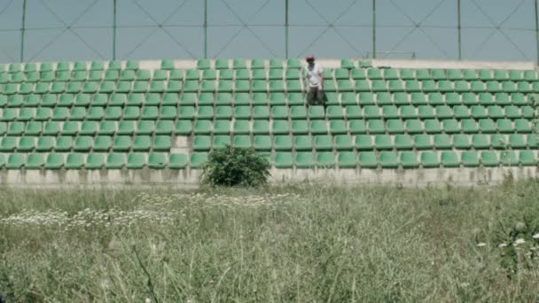 Młody facet na pustym stadionie — Wideo stockowe