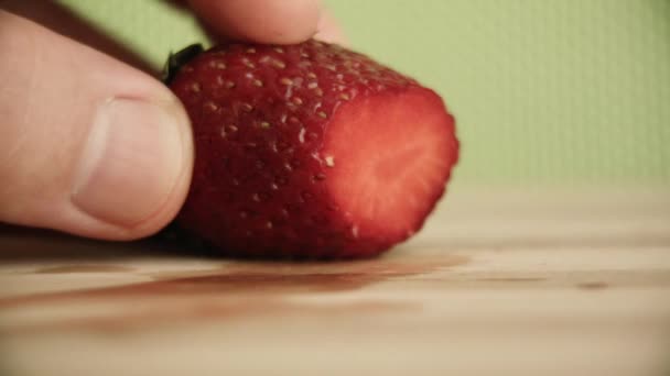 用刀割草莓的特写 — 图库视频影像