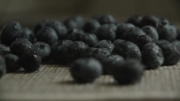 Bosbessen krijgen genoeg slaap op de tafel, close-up — Stockvideo