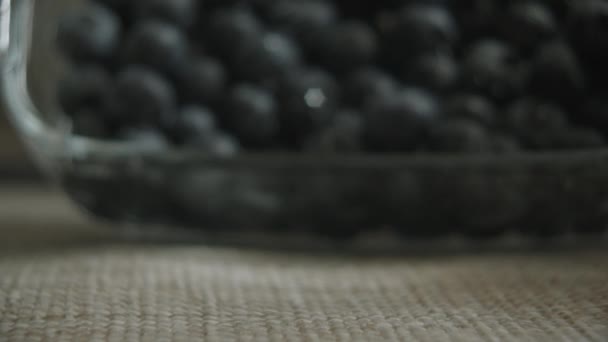 蓝莓在桌子上有充足的睡眠，特写 — 图库视频影像