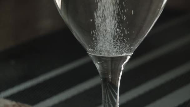 Burbujas de gas en un vaso de agua — Vídeo de stock