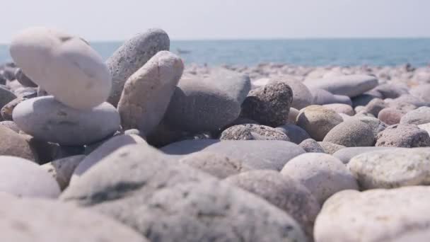 Las piedras están cayendo lentamente sobre el fondo del mar — Vídeo de stock