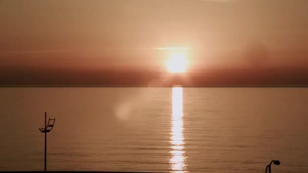 Otroligt vacker solnedgång vid kusten. Tidsfrist — Stockvideo